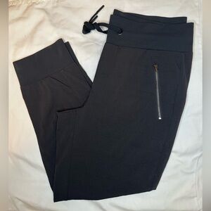 Athleta Trekkie North Crop Black Featherweight Stretch Travel Hiking Size 8